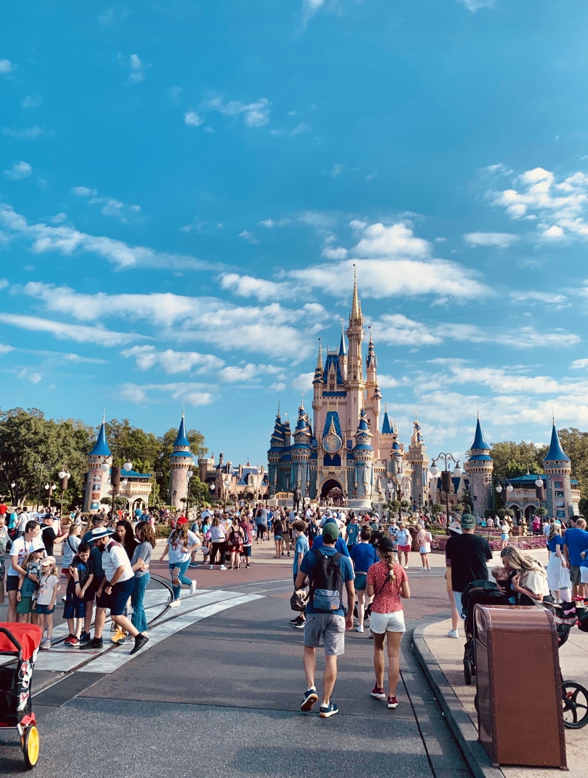 Magic kingdom mainstream crowd, view of Cinderellas castle with typical Disney crowd. Image illustrates how genie plus works to reduce wait times